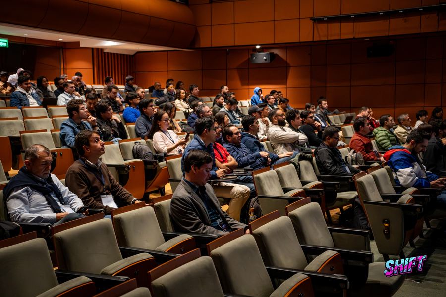 Auditorio lleno visto de lado