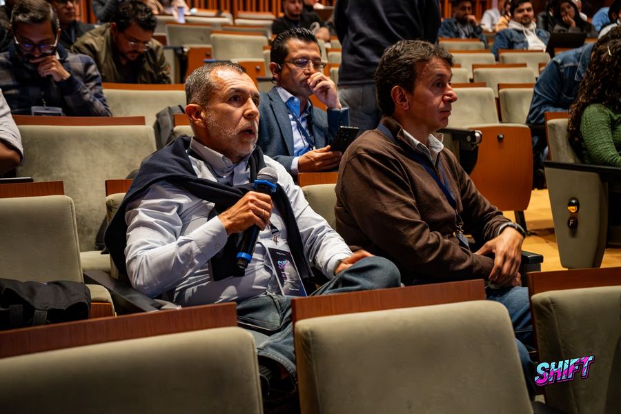 Asistente haciendo una pregunta con micrófono