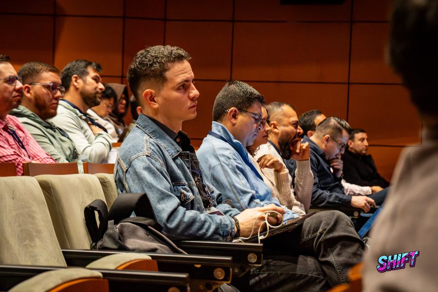 Asistentes sentados en el auditorio