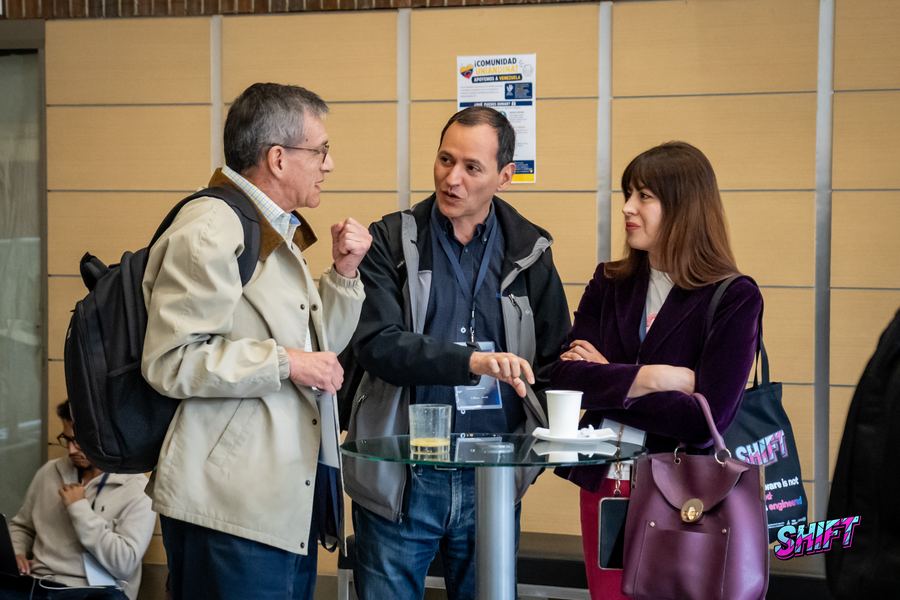 Asistentes haciendo networking