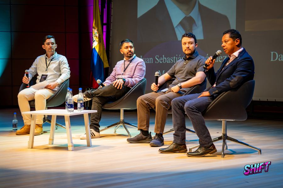 Panelista respondiendo una pregunta