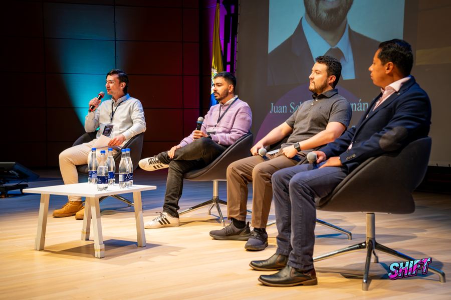 El panel en el escenario: Juan S. Hernández, Daniel Ordoñez, Oscar Ortiz y Bryan L. Figueredo
