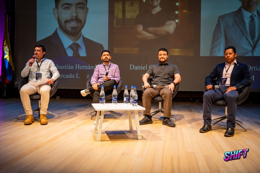 El panel de cierre en el escenario