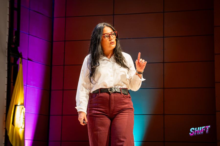 Karen Arandia presentando