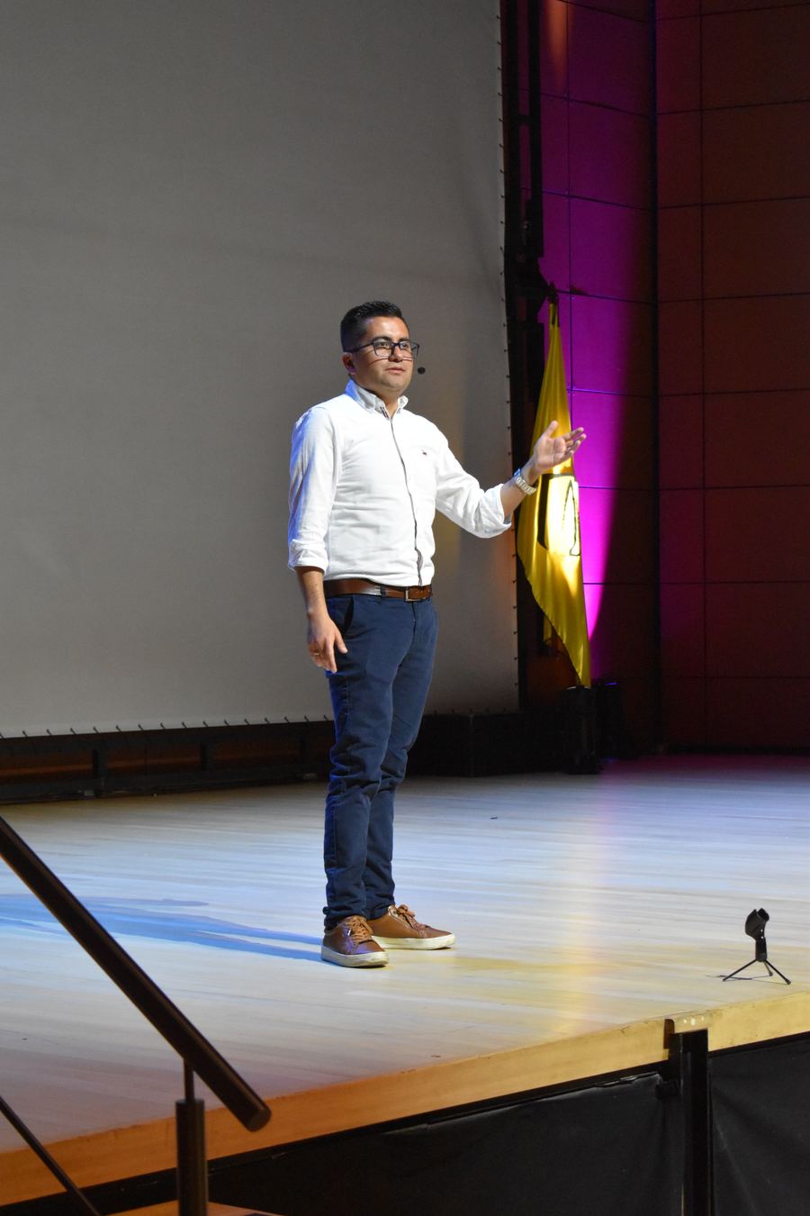 John Ávila presenting AI-DLC