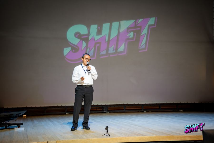 Andrés Hurtado presentando