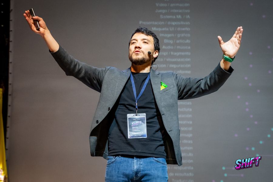 Luis Fernando Ortega presentando