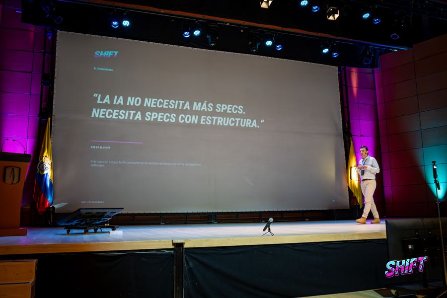Daniel Soto presentando Spec-Graph