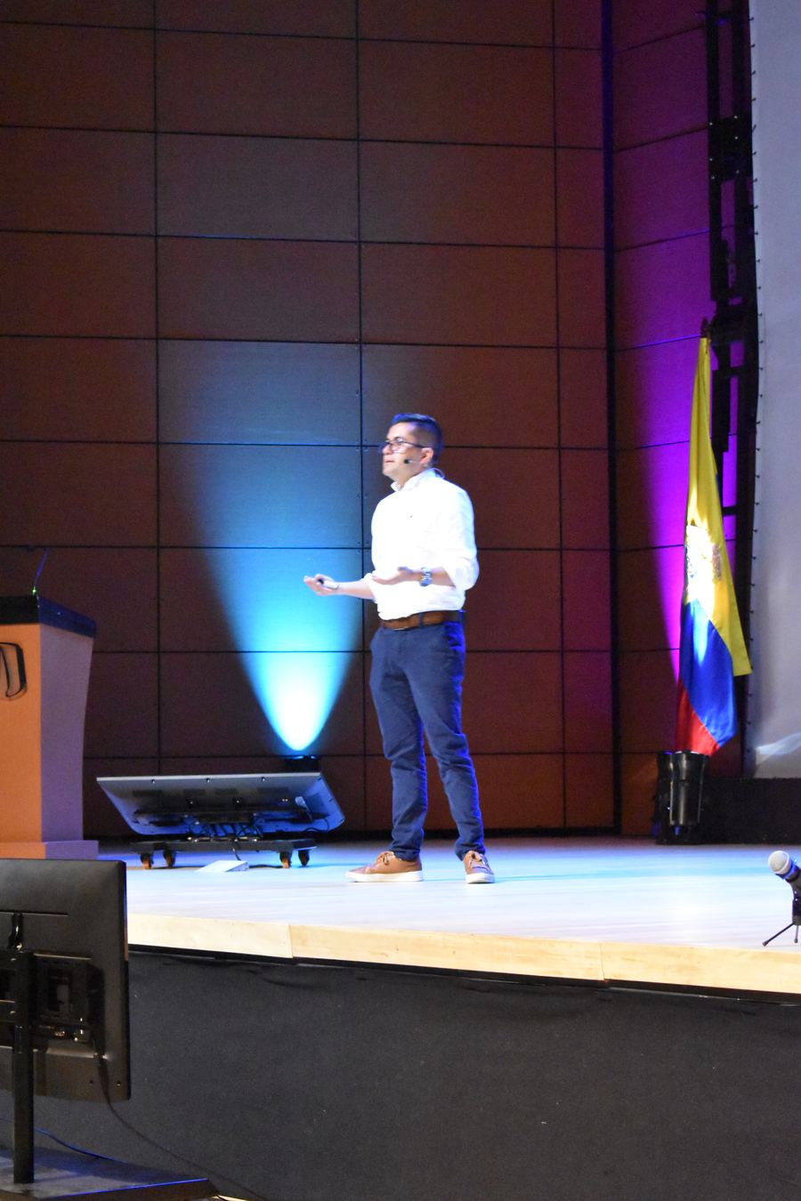 John Ávila presenting to the auditorium