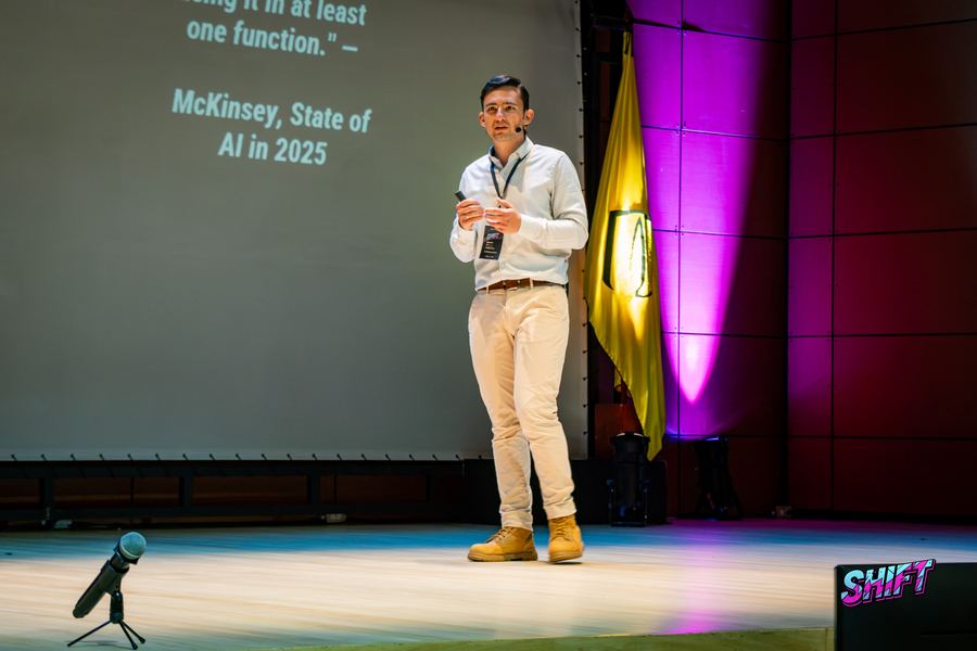 Conferencista presentando datos de la industria