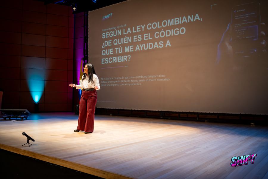 Conferencista en el escenario principal