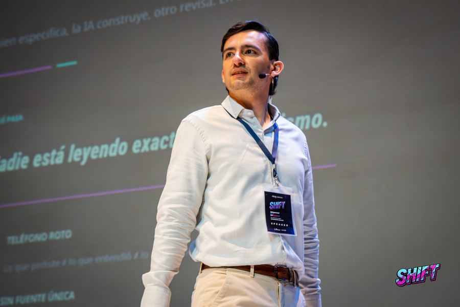 Plano general del escenario durante una charla