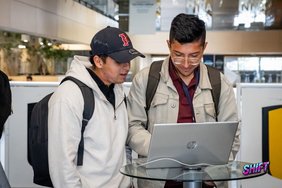 Asistentes trabajando juntos en un portátil